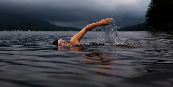 mama underwater swimming