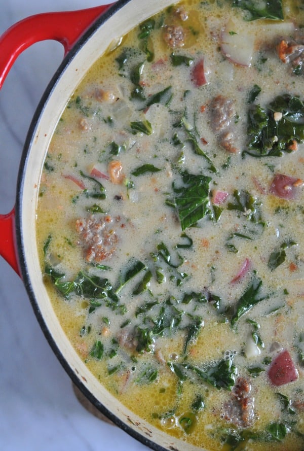 This Sausage and Kale Soup is an Olive Garden Zuppa Toscana copycat recipe made with bacon, Italian sausage, potatoes and fresh kale. https://diningwithalice.com/soup/sausage-and-kale-soup/ ‎