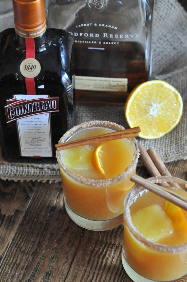 This Hot Bourbon Cider Cocktail recipe made with apple cider and Cointreau is the perfect drink for a cozy night or the holidays. bourbon-cider-cocktail-cointreau