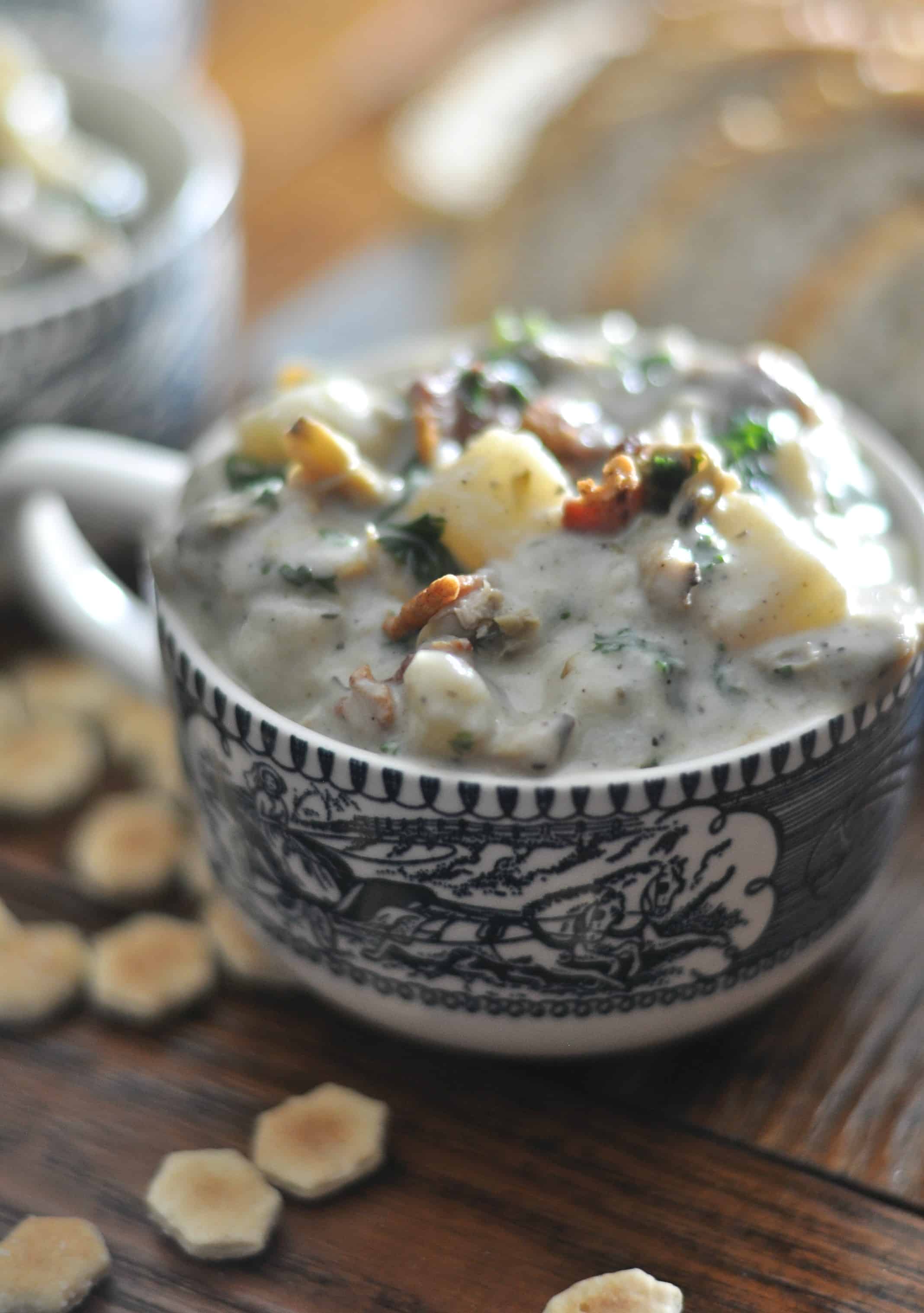 The best creamy New England Clam Chowder recipe made with bacon. An easy recipe to make this homemade classic for friends and family. https://diningwithalice.com/soup/new-england-clam-chowder/ 