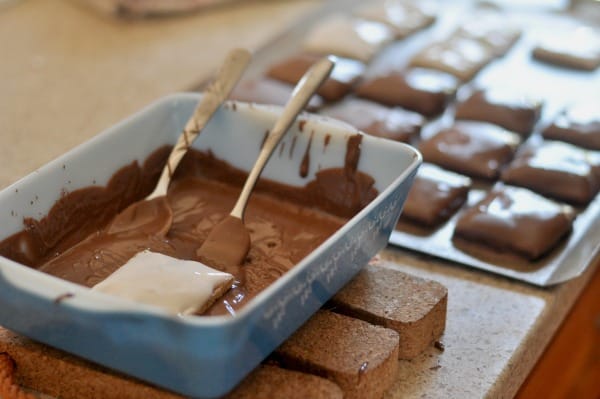 Just three ingredients to make these homemade Girl Scout S'mores cookies! Enjoy a favorite Girl Scout-inspired cookies all year long. This is an easy recipe that you can make with your kids or your Girl Scout troop. https://diningwithalice.com/desserts/girl-scout-smores-cookies-recipe/