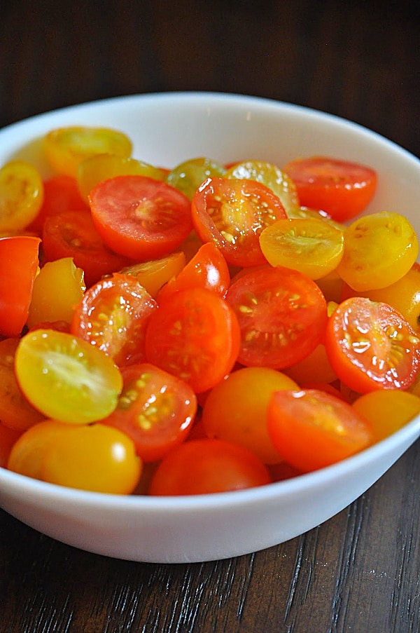 Caprese pasta salad ingredients tomatoes