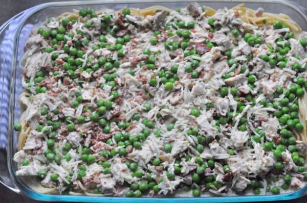 Turkey tetrazzini Original Turkey Tetrazzini recipe with leftover turkey and a cream cheese sauce! A traditional Turkey Tetrazzini recipe great for a crowd!