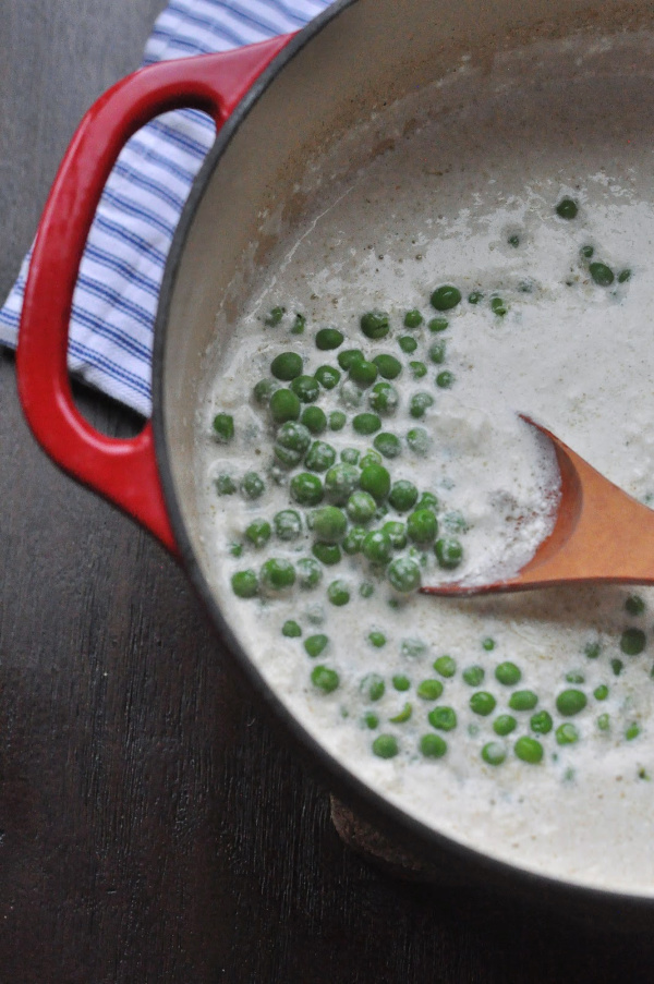 Peas in the turkey tetrazzini recipe Original Turkey Tetrazzini recipe with leftover turkey and a cream cheese sauce! A traditional Turkey Tetrazzini recipe great for a crowd!